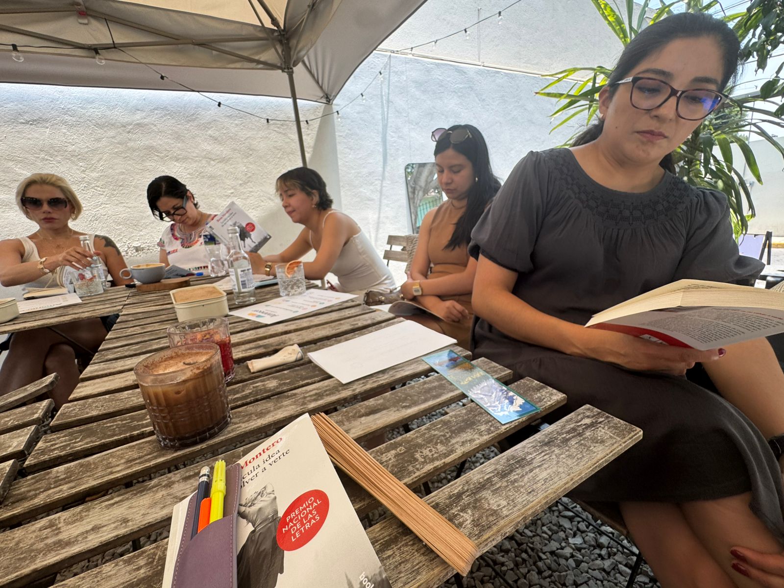 Comunidad leyendo